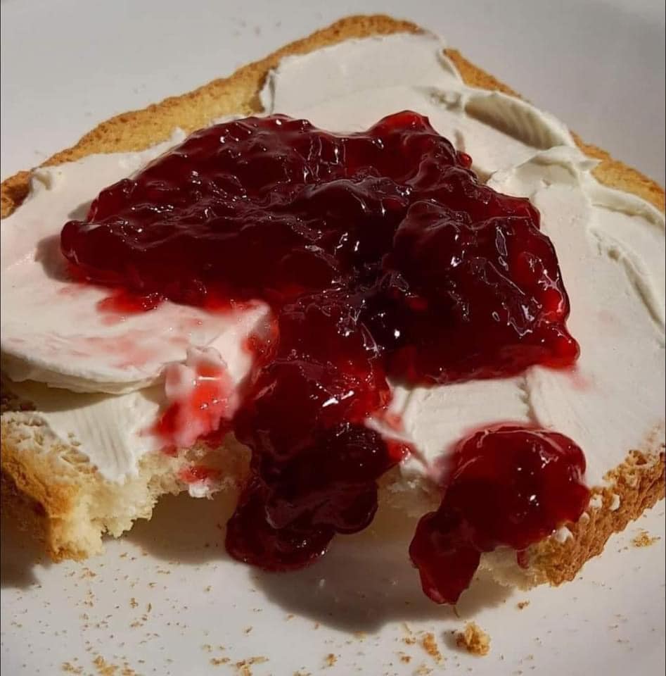 En este perfil amamos el pan tostado con queso Philadelphia y mermelada