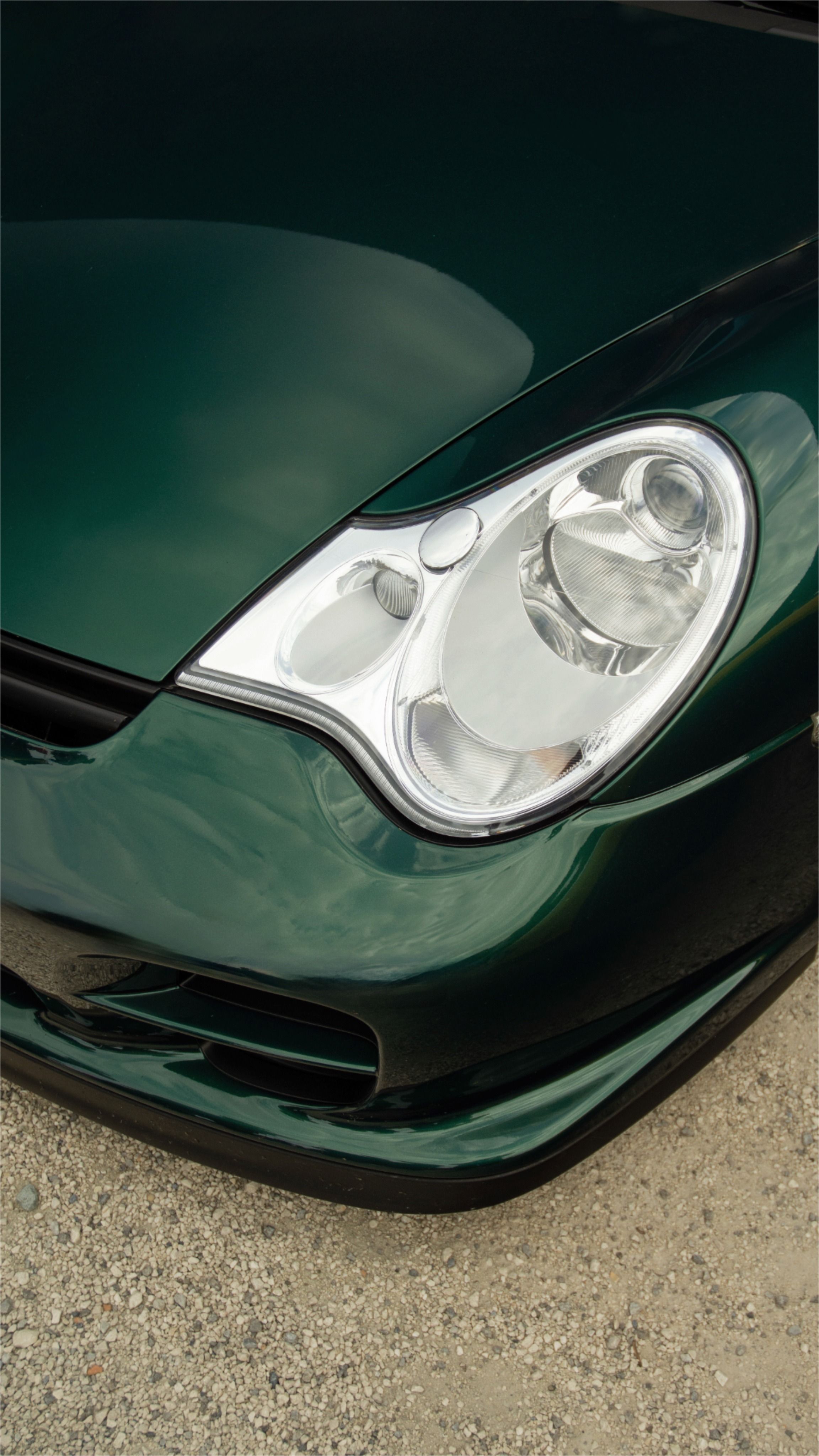 Porsche 911 GT2 (996) – Iconic Front-End Detail in Metallic Green